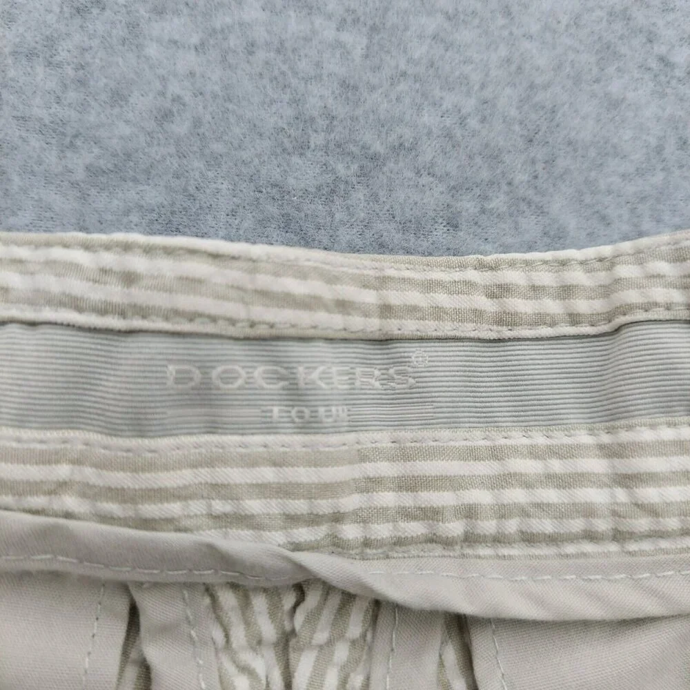 Dockers Tour Shorts Mens Size 36 White/ White Stripe Seersucker Pleated Front‎